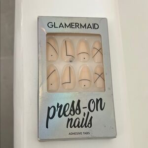 Press on nails